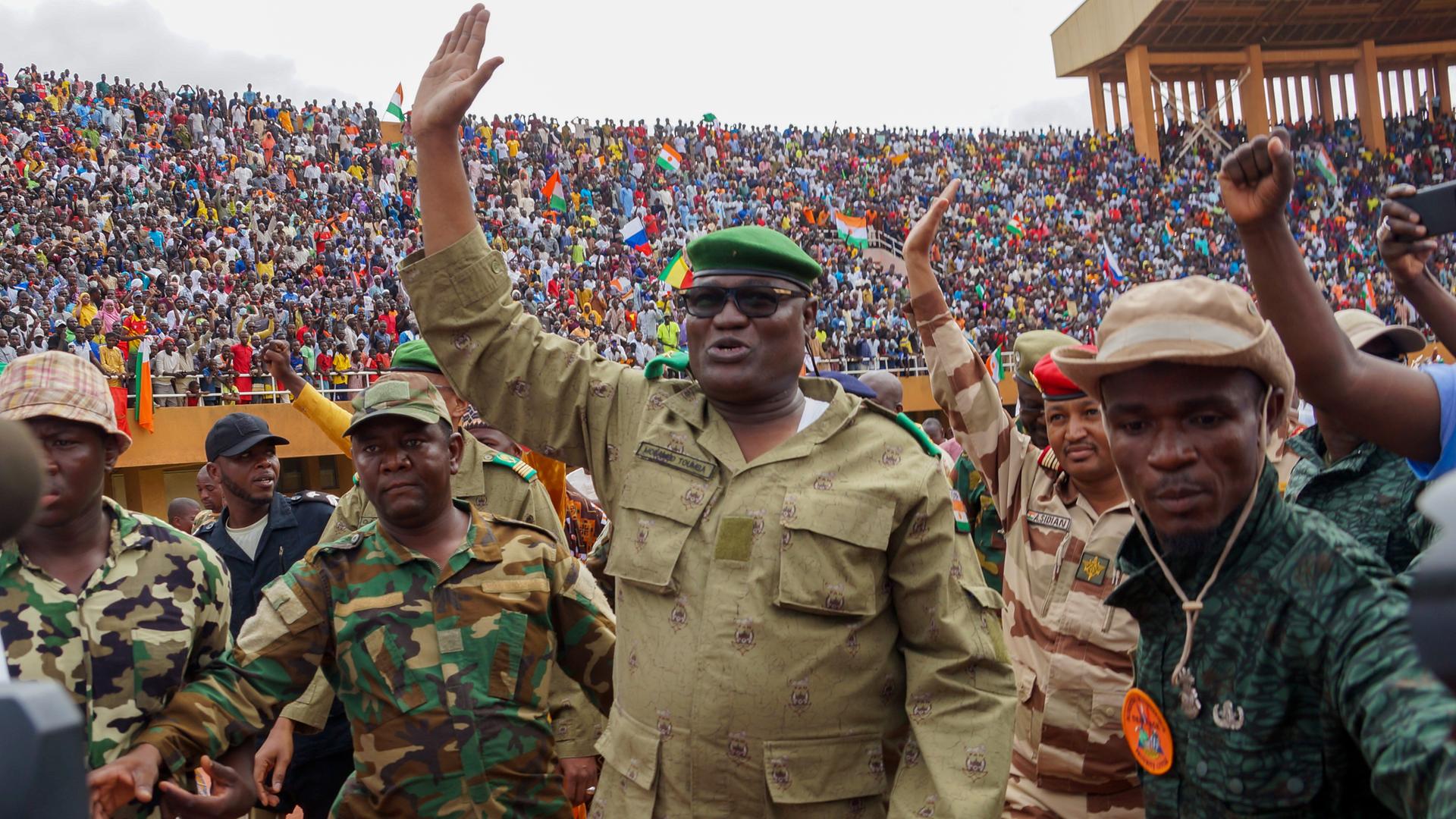 Im Niger hebt der Kommandant der Präsidentengarde, Mohamed Toumba, nach dem Putsch in dem westafrikanischen Land während einer Demonstration vor Unterstützern im Stadion von Niamey den Arm in die Höhe.
