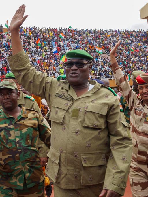 Im Niger hebt der Kommandant der Präsidentengarde, Mohamed Toumba, nach dem Putsch in dem westafrikanischen Land während einer Demonstration vor Unterstützern im Stadion von Niamey den Arm in die Höhe.