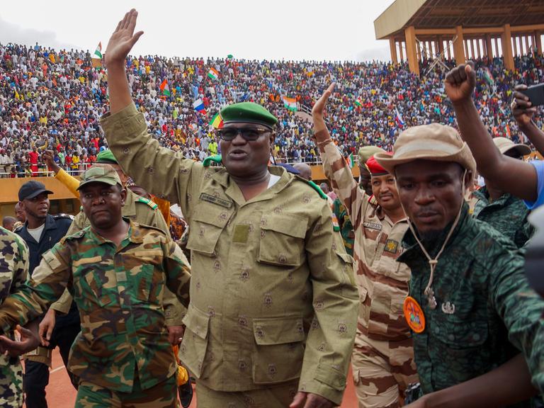 Im Niger hebt der Kommandant der Präsidentengarde, Mohamed Toumba, nach dem Putsch in dem westafrikanischen Land während einer Demonstration vor Unterstützern im Stadion von Niamey den Arm in die Höhe.