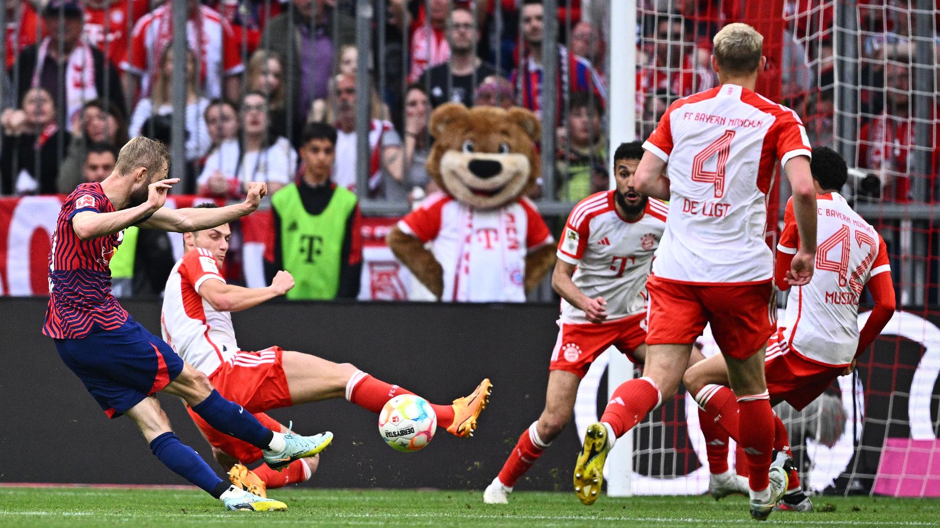 Leipzigs Konrad Laimer erzielt das 1:1 gegen München. Leipzigs Konrad Laimer erzielt das 1:1 gegen München.
