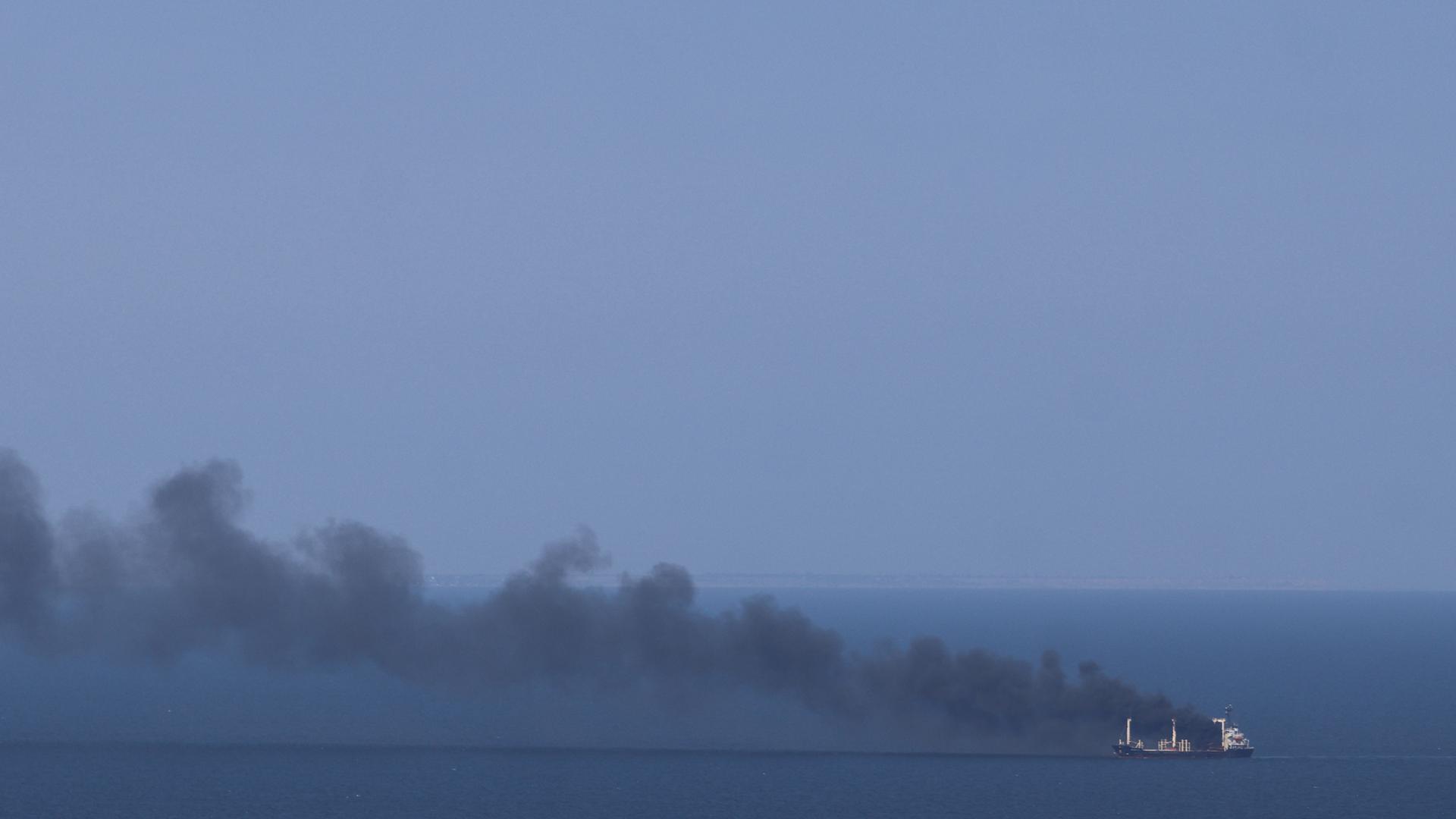 Das Foto zeigt aufsteigenden Rauch über dem zivilen Frachtschiff Golden Leo im Schwarzen Meer. Hintergrund soll ein russischer Beschuss gewesen sein.
