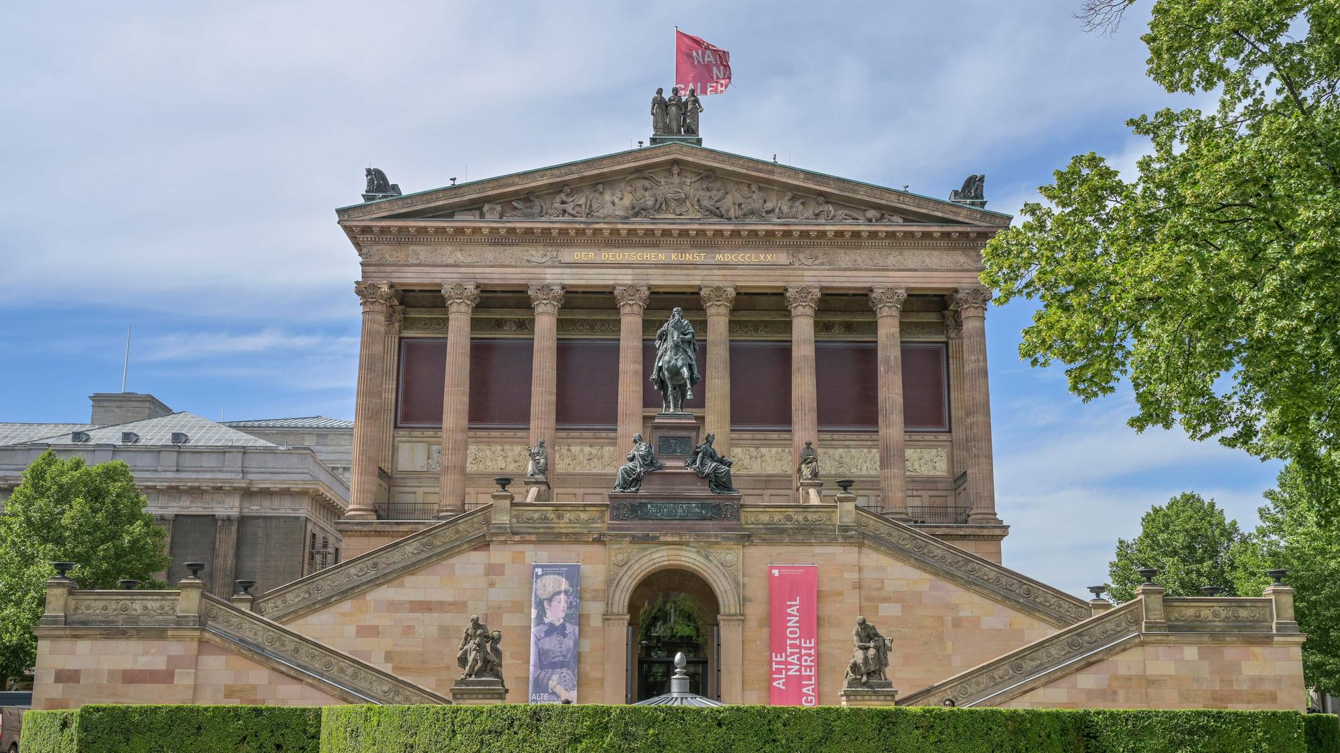 Außenaufnahme der Alten Nationalgalerie auf der Museumsinsel in Berlin: ein imposanter Säulenbau mit großen Treppen Außenaufnahme der Alten Nationalgalerie auf der Museumsinsel in Berlin: ein imposanter Säulenbau mit großen Treppen