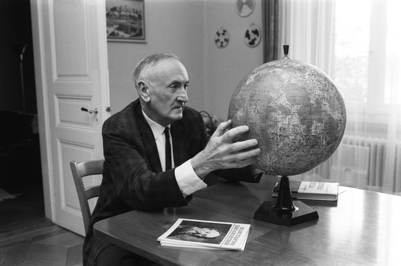 Der Schweizer Astrophysiker Fritz Zwicky in seinem Arbeitszimmer mit einem Mondglobus.