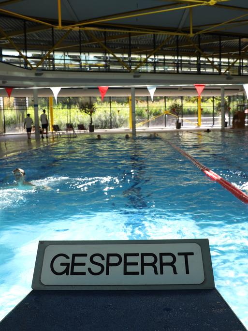 Blick auf die gesperrte Schwimmbahn im Kölner Lentpark. 
