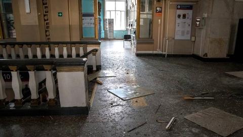 Im Bahnhof der Stadt Kursk liegen Glasscherben und andere Teile auf dem Boden.