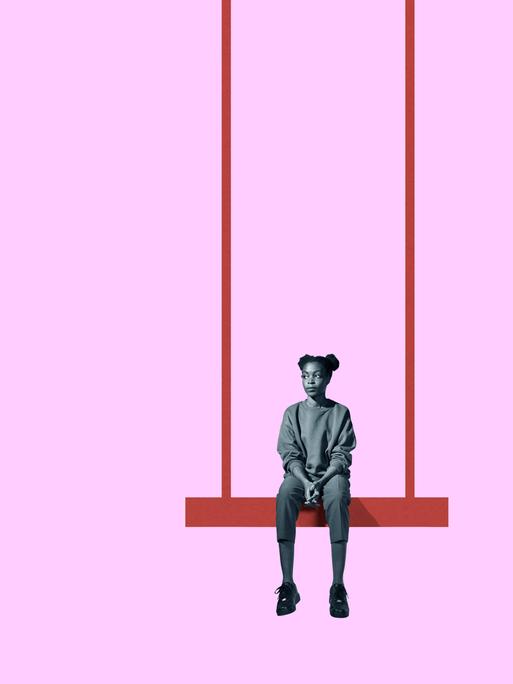 Ganzkörperaufnahme einer jungen Frau, die auf einer bordeauxroten Schaukel vor pinkem Hintergrund sitzt. (Collage)