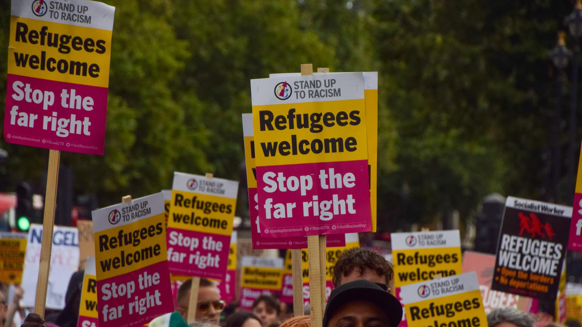 London, England: Protestierende halten "Refugess welcome"- Schilder hoch