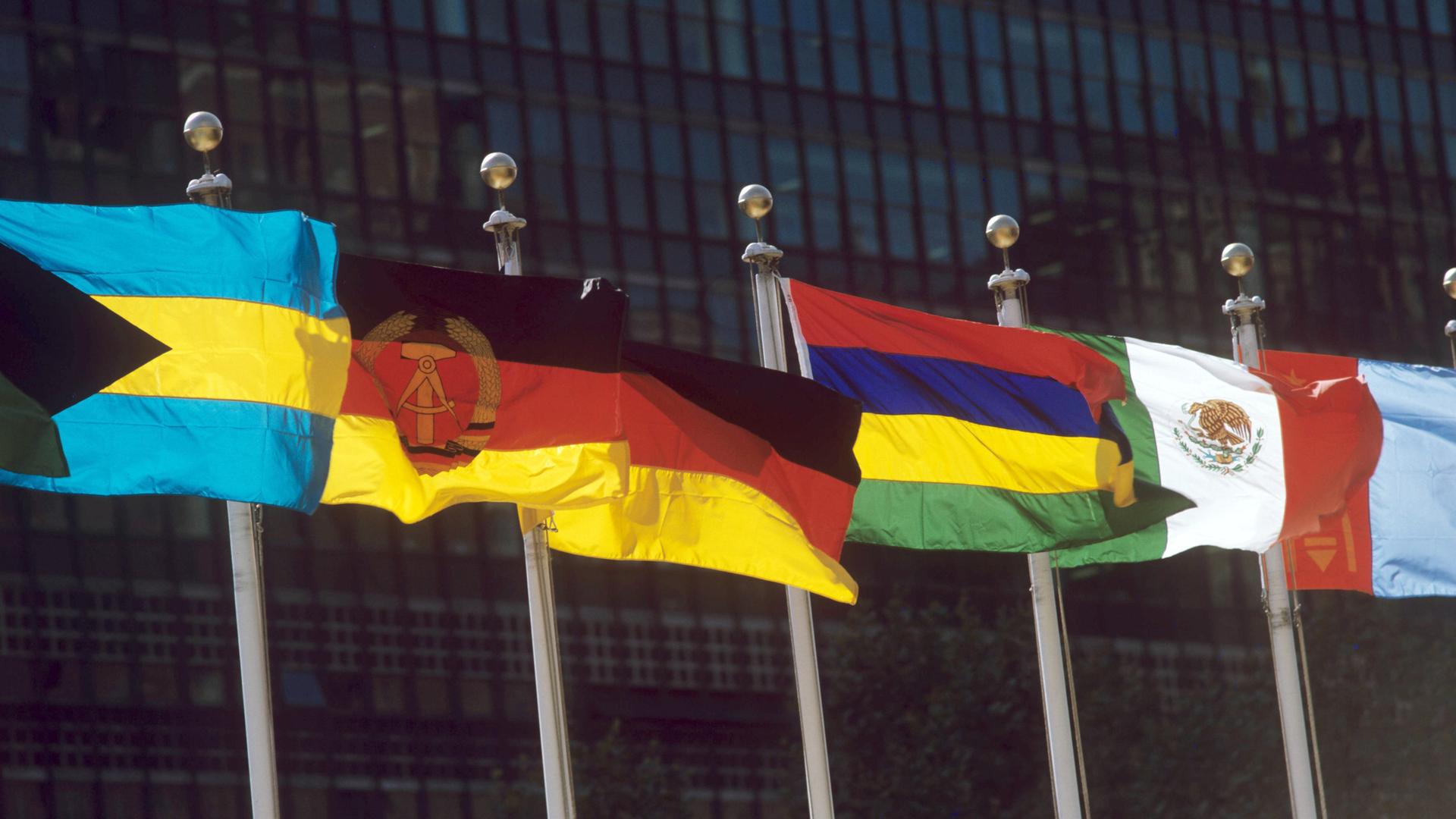 Die Flaggen der beiden deutschen Staten im Fahnenwald vor dem UN-Gebäude in New York. Links die Flagge der ebenfalls neu aufgenommenen Bahamas. Aufnahme vom 18.08.1973. Die Flaggen der beiden deutschen Staten im Fahnenwald vor dem UN-Gebäude in New York. Links die Flagge der ebenfalls neu aufgenommenen Bahamas. Aufnahme vom 18.08.1973.