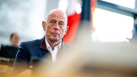 Wolfgang Tiefensee blickt in die Kamera.