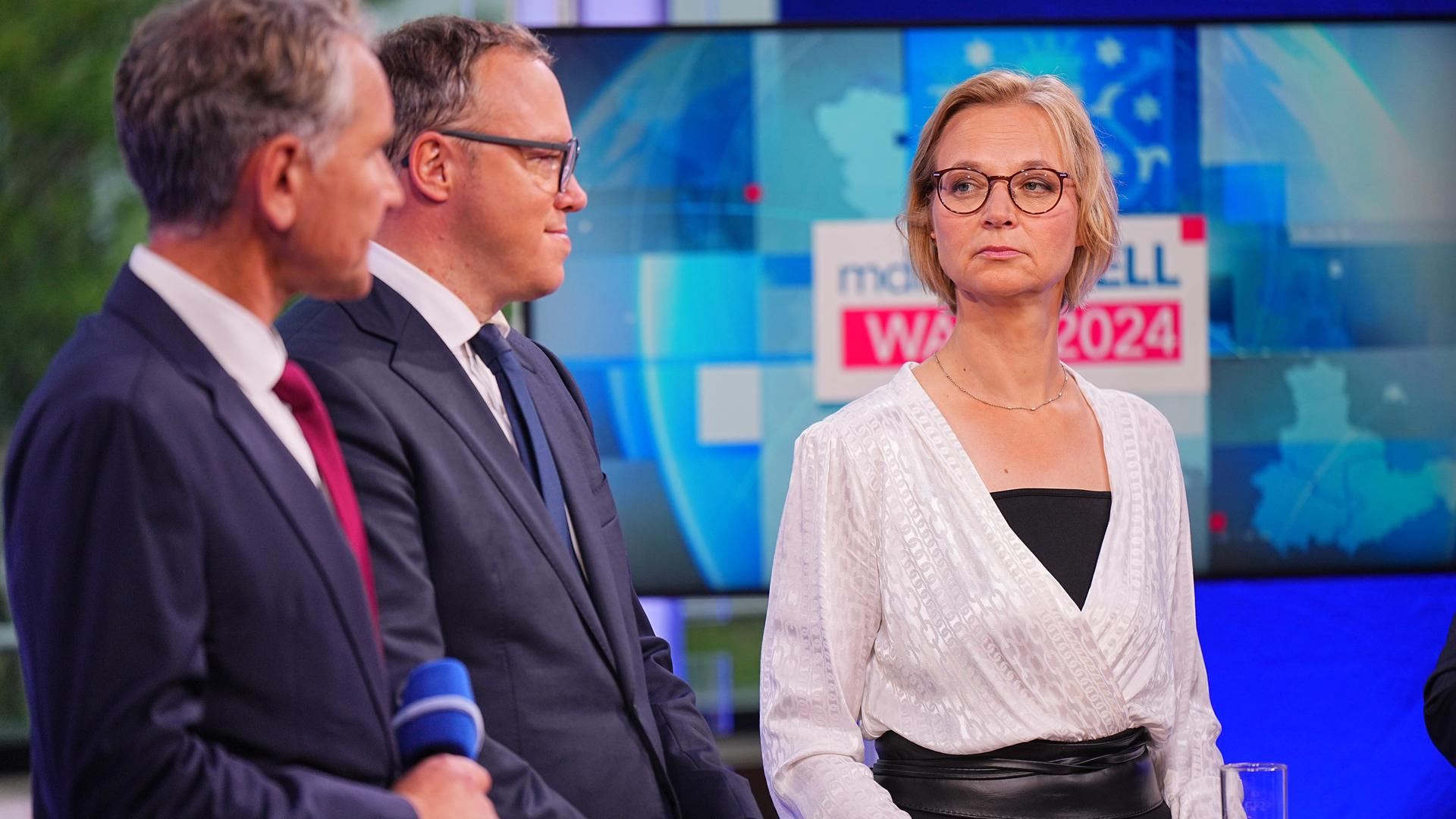 Mario Voigt (CDU, M), Vorsitzender der CDU in Thüringen, steht in einem Fernsehstudio bei der Runde der Spitzenkandidaten neben Björn Höcke (AfD) und Katja Wolf, Spitzenkandidatin des Bündnis Sahra Wagenknecht (BSW) in Thüringen.