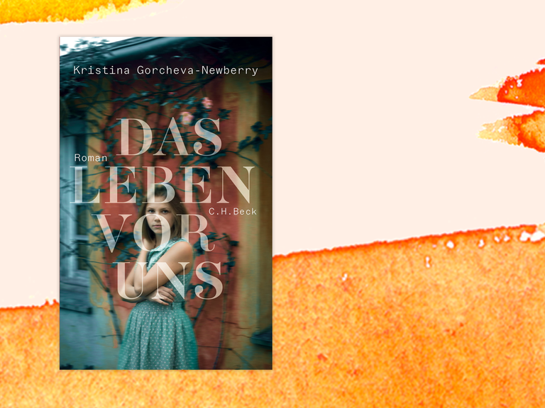 Auf dem Cover ist eine junge Frau vor einem Haus mit Rosen und blickt in die Kamera, darüber Autorinname und Buchtitel. Dahinter orangene Farbverläufe.
