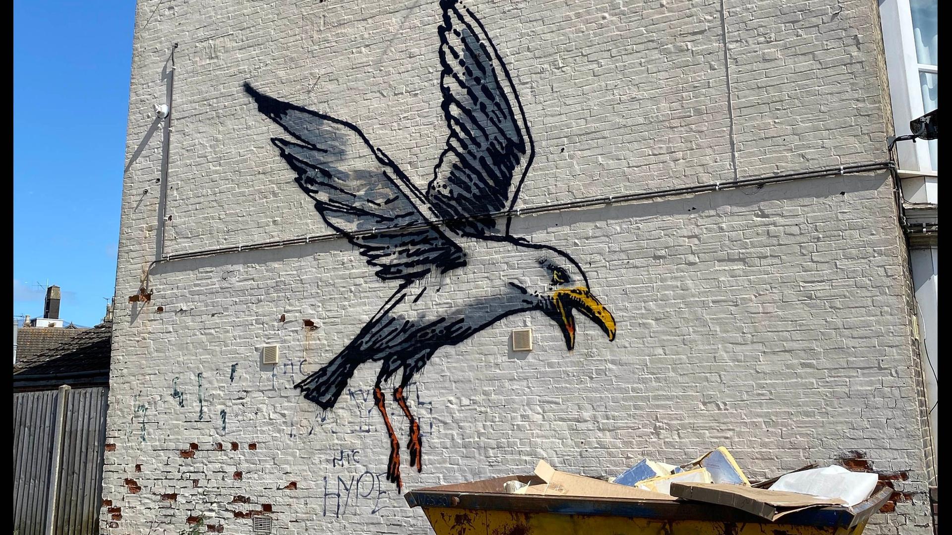 Großbritannien, Lowestoft: Kunstwerk von Banksy an einer Mauer im ostenglischen Ort. Großbritannien, Lowestoft: Kunstwerk von Banksy an einer Mauer im ostenglischen Ort.