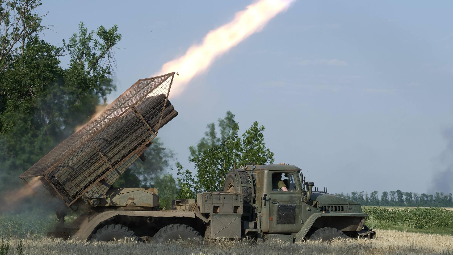 Ein Soldat feuert eine Rakete ab. Die 25. Luftlandebrigade feuert mit einen russischen BM-21 Raketenwerfer in der Nähe von Pokrowsk, Region Donezk, Ukraine.