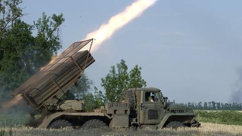 Ein Soldat feuert eine Rakete ab. Die 25. Luftlandebrigade feuert mit einen russischen BM-21 Raketenwerfer in der Nähe von Pokrowsk, Region Donezk, Ukraine.