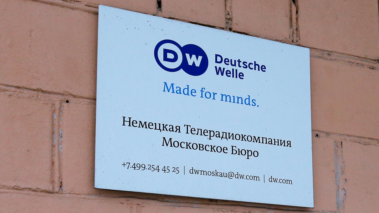 Ein Schild der Deutschen Welle ist am 4.2.2022 an einem Gebäude in der russischen Hauptstadt Moskau zu sehen.