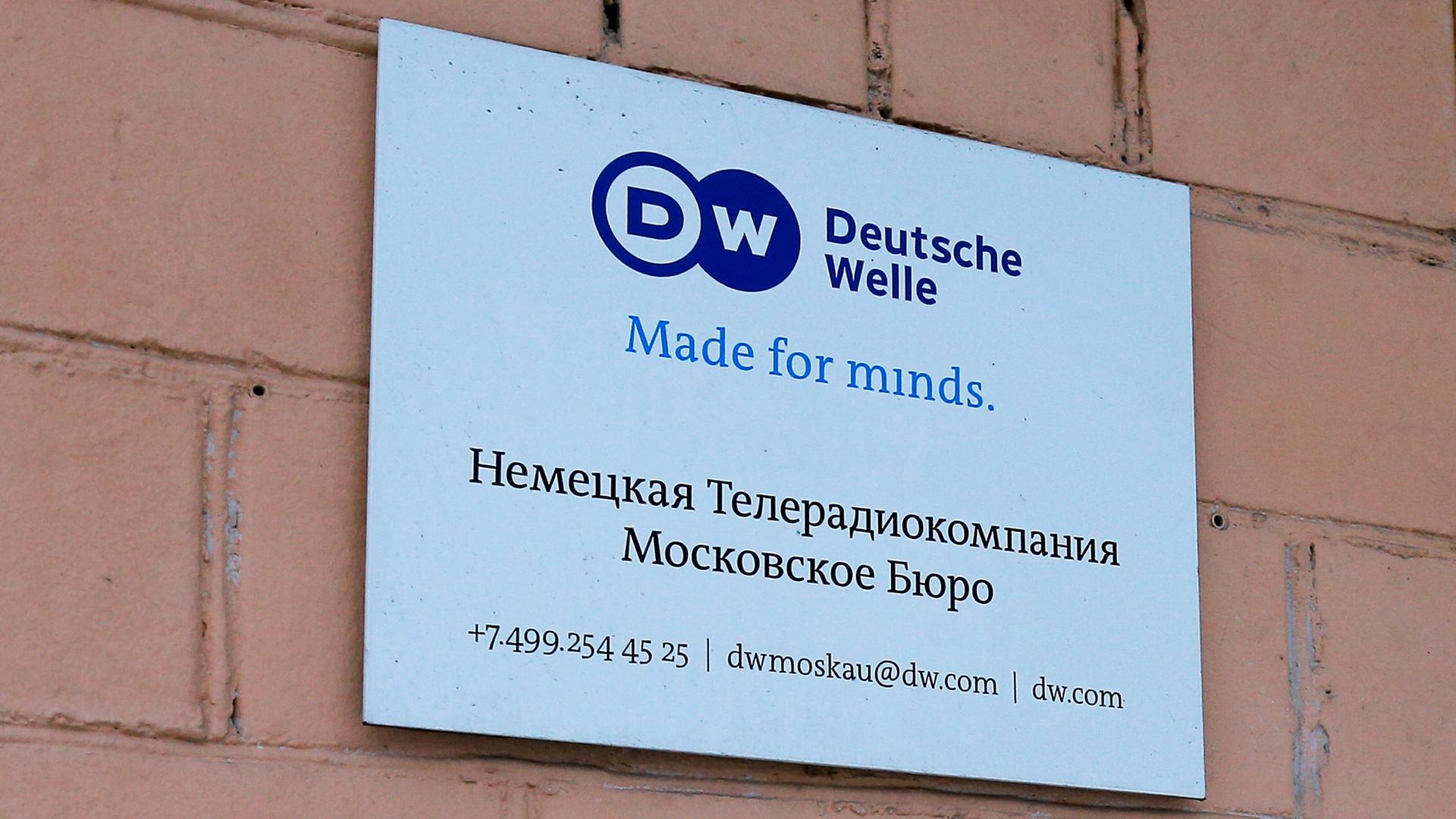 Ein Schild der Deutschen Welle ist am 4.2.2022 an einem Gebäude in der russischen Hauptstadt Moskau zu sehen. Ein Schild der Deutschen Welle ist am 4.2.2022 an einem Gebäude in der russischen Hauptstadt Moskau zu sehen.