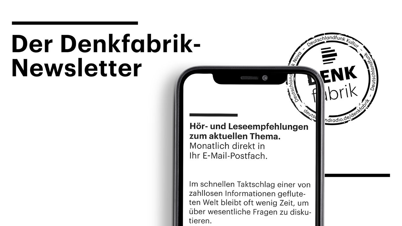 Zu sehen ist der Display eines Smartphones, auf dem der Denkfabrik-Newsletter angekündigt wird. Daneben befindet sich der Denkfabrik-Stempel.  