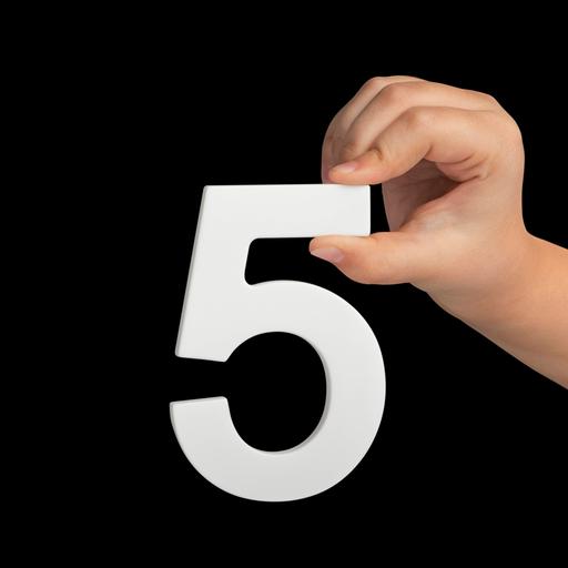 Eine kindliche Hand hält mit spitzen Fingern eine weiße Ziffer 5 vor schwarzem Hintergrund.
