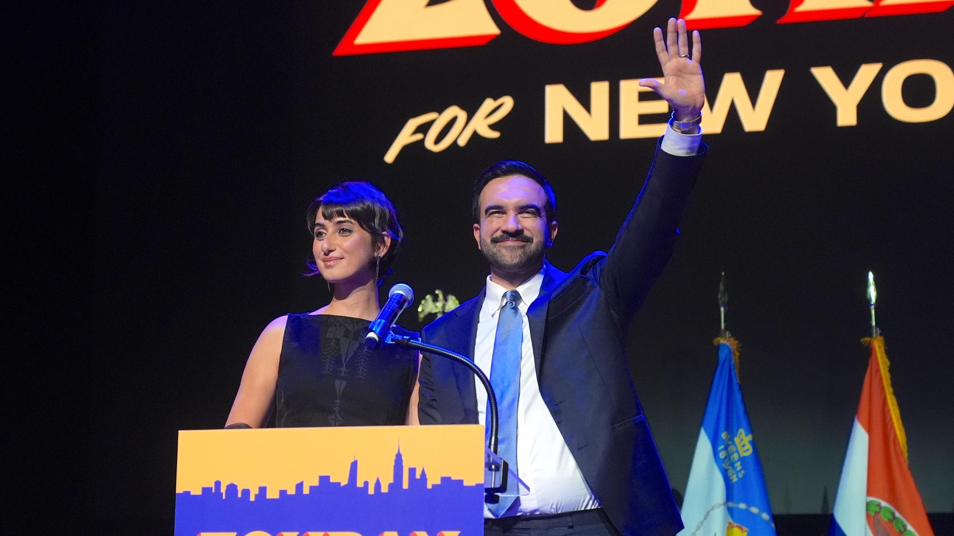 Der zum Bürgermeister von New York gewählte Zohran Mamdani spricht nach seinem historischen Sieg zu seinen Anhängern Der zum Bürgermeister von New York gewählte Zohran Mamdani spricht nach seinem historischen Sieg zu seinen Anhängern