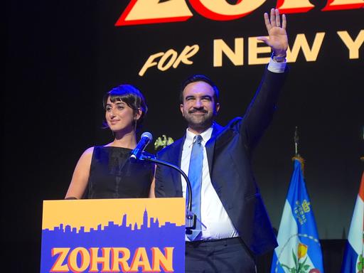 Der zum Bürgermeister von New York gewählte Zohran Mamdani spricht nach seinem historischen Sieg zu seinen Anhängern