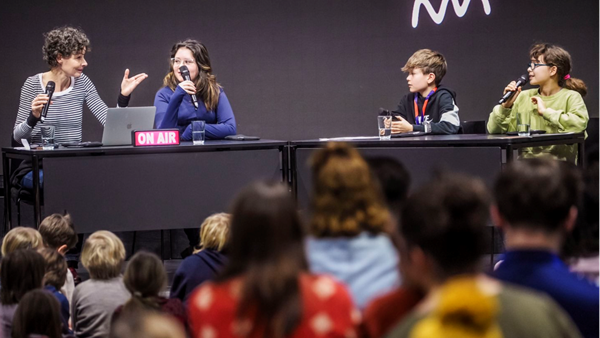 Ryke und ihre drei Co-Moderatoren und -Moderatorinnen Coco, Miika und Elsa im Humboldt-Forum