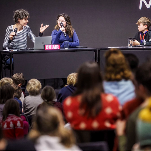Ryke und ihre drei Co-Moderatoren und -Moderatorinnen Coco, Miika und Elsa im Humboldt-Forum