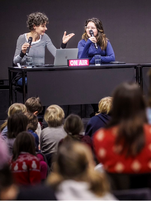 Ryke und ihre drei Co-Moderatoren und -Moderatorinnen Coco, Miika und Elsa im Humboldt-Forum