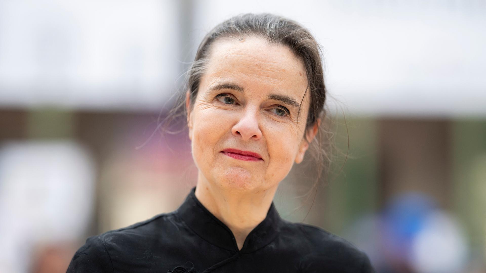 Amélie Nothomb neigt im Gespräch lächelnd den Kopf zur Seite.