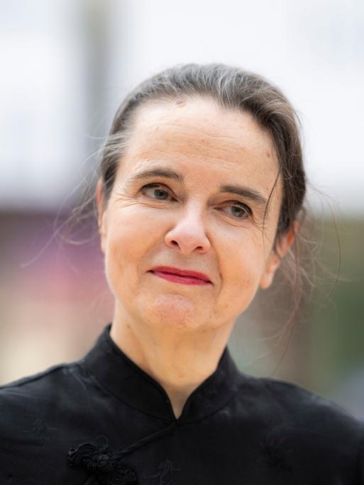 Amélie Nothomb neigt im Gespräch lächelnd den Kopf zur Seite. Amélie Nothomb neigt im Gespräch lächelnd den Kopf zur Seite.