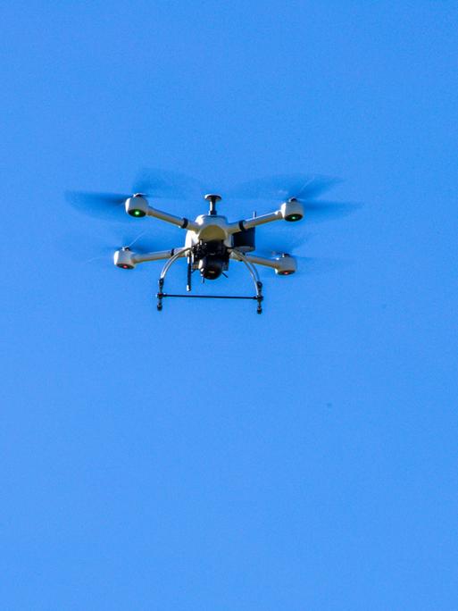 Eine Drohne schwebt im blauen Himmel Eine Drohne schwebt im blauen Himmel