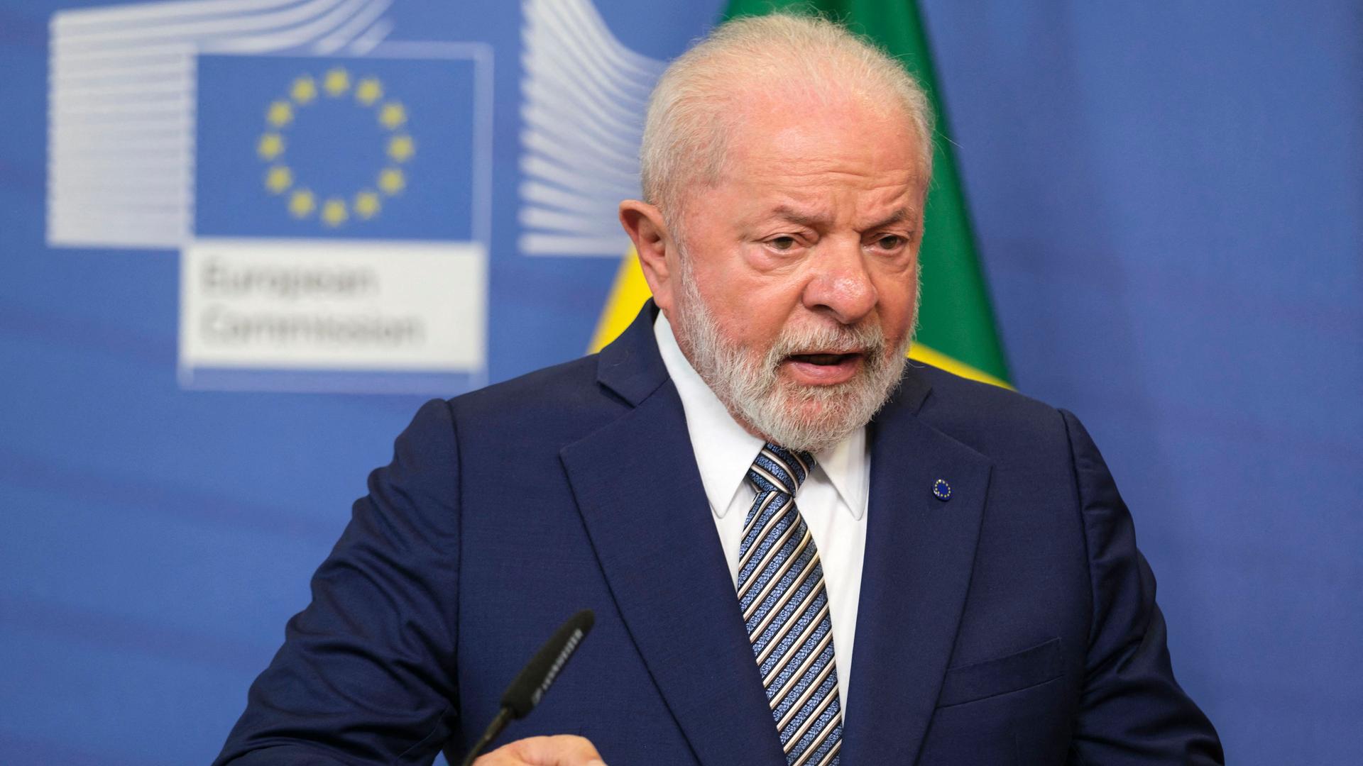 Brasiliens Präsident Lula da Silva steht hinter einem Rednerpult. Hinter ihm verschwommen das Logo des EU-Gipfeltreffen. Brasiliens Präsident Lula da Silva steht hinter einem Rednerpult. Hinter ihm verschwommen das Logo des EU-Gipfeltreffen.