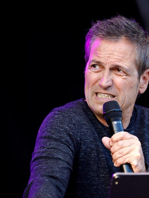 Dieter Nuhr live im Kulturgarten mit seinem Programm Kein Scherz in der Bonner Rheinaue. 