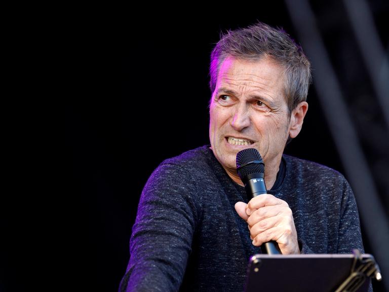  Dieter Nuhr live im Kulturgarten mit seinem Programm Kein Scherz in der Bonner Rheinaue. 