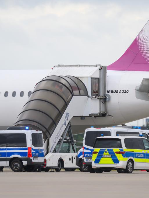 Polizeifahrzeug fahren auf dem Flughafen Leipzig/Halle an einem Airbus vor. Polizeifahrzeug fahren auf dem Flughafen Leipzig/Halle an einem Airbus vor.