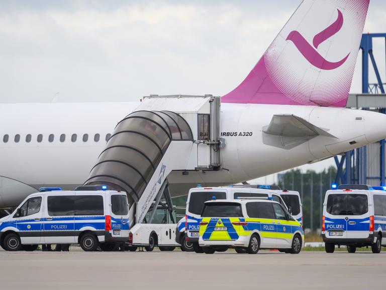 Polizeifahrzeug fahren auf dem Flughafen Leipzig/Halle an einem Airbus vor. Polizeifahrzeug fahren auf dem Flughafen Leipzig/Halle an einem Airbus vor.
