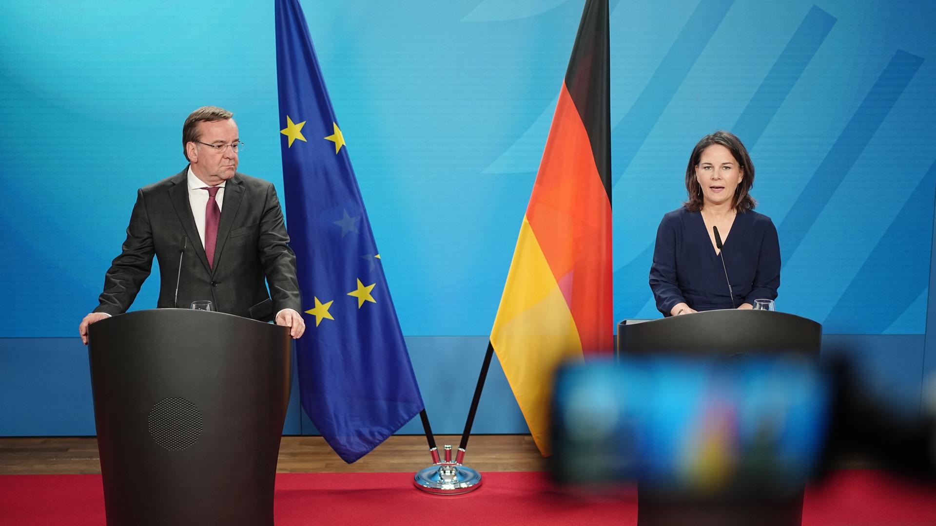 Ministerin und Minister während eines Pressestatements.