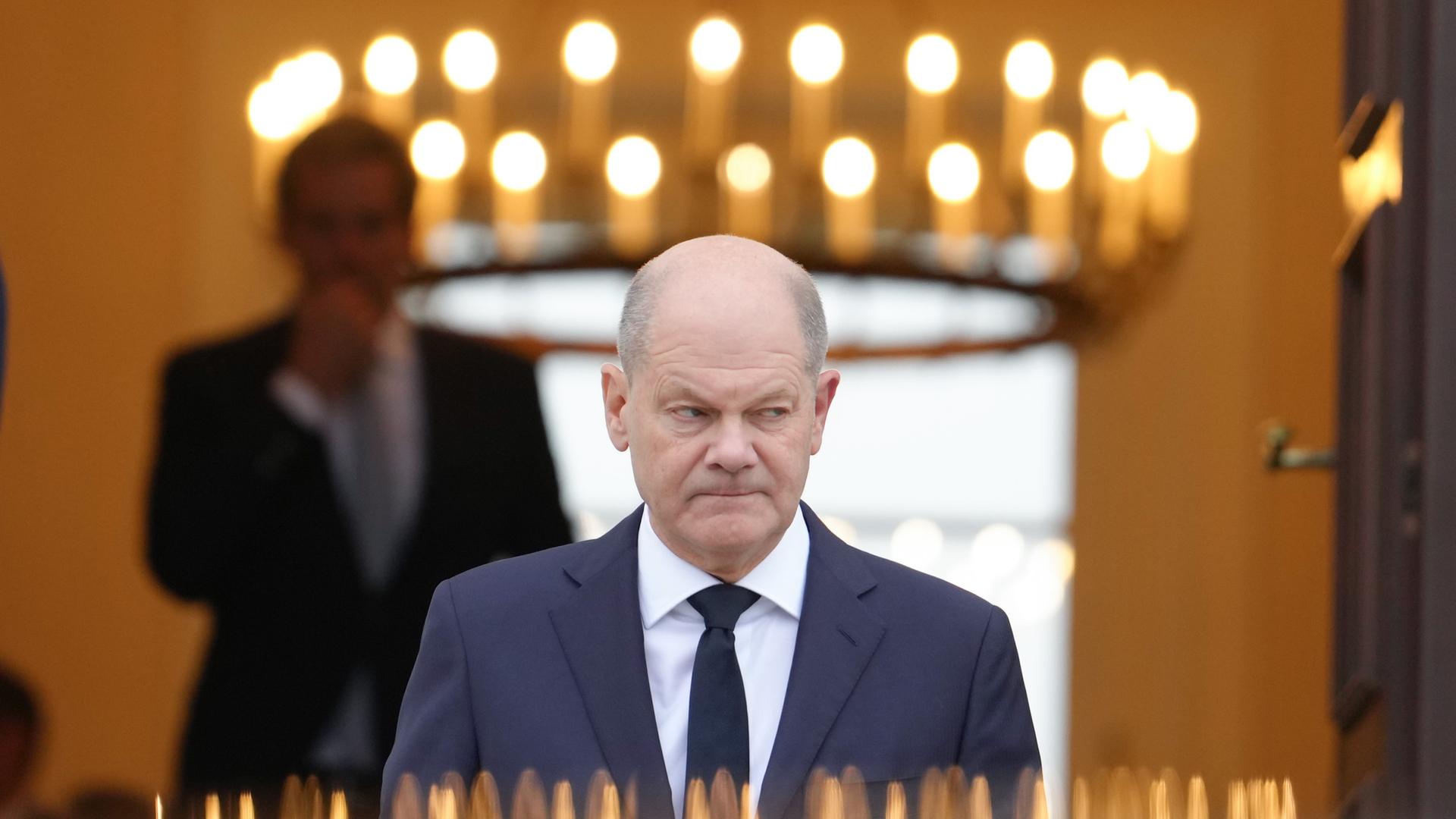 Bundeskanzler Olaf Scholz (SPD) verlässt das Schloss Bellevue.