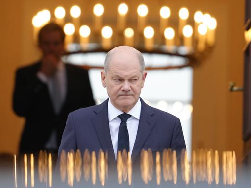 Bundeskanzler Olaf Scholz (SPD) verlässt das Schloss Bellevue.