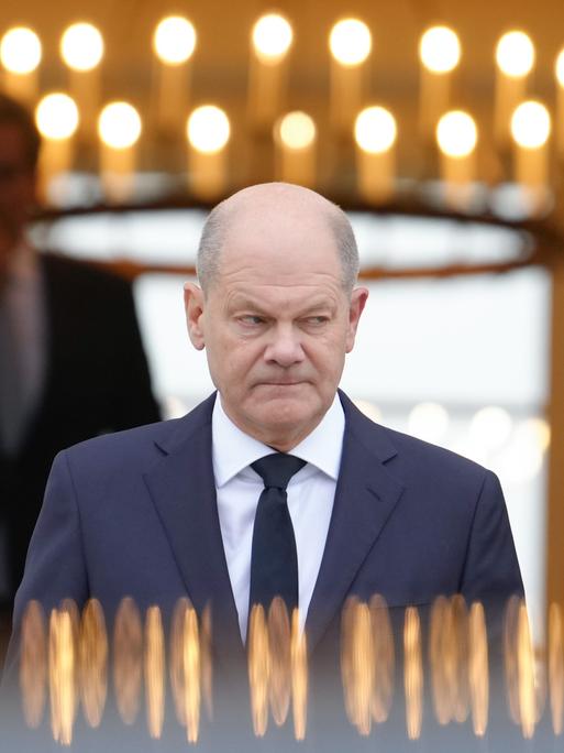 Bundeskanzler Olaf Scholz (SPD) verlässt das Schloss Bellevue.