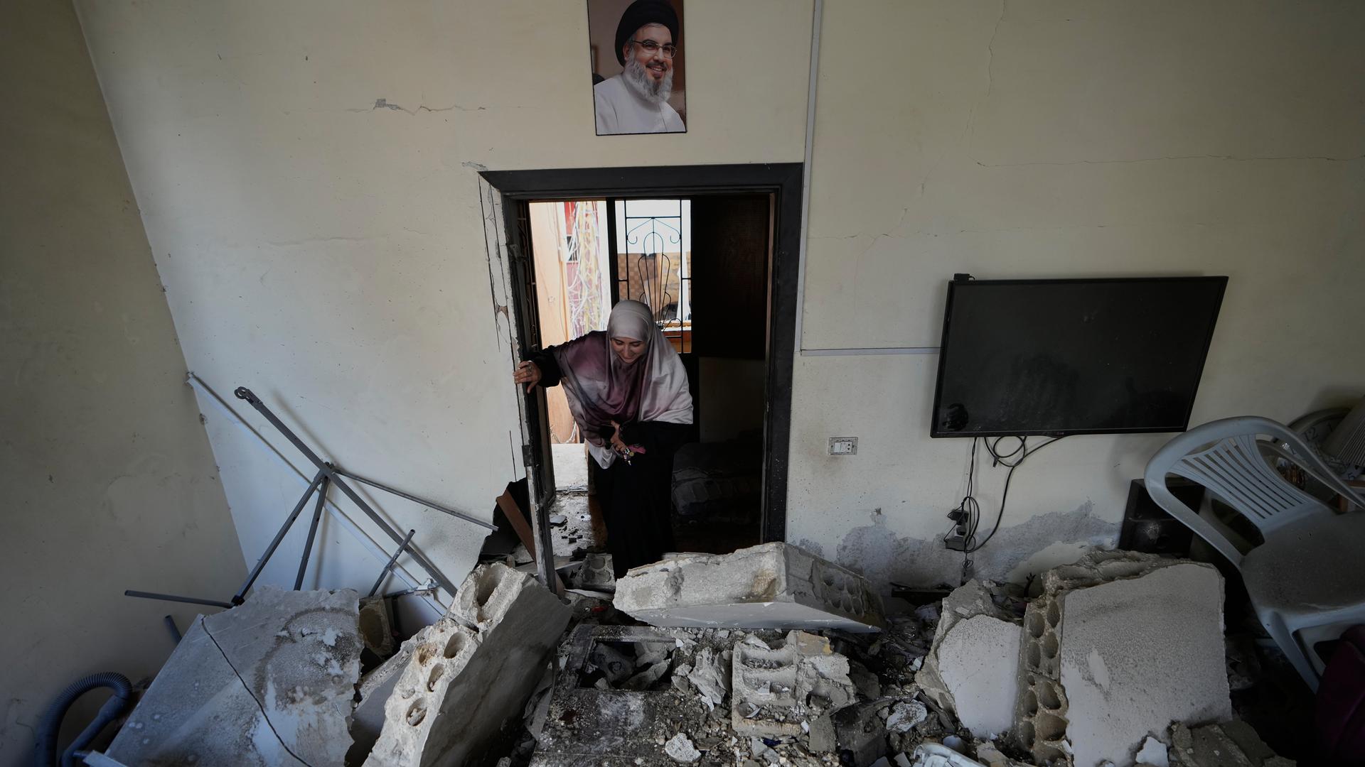 Libanon, Tyrus: Eine Frau betritt ihr Haus, das bei einem israelischen Luftangriff im Dorf Burj al-Shemali in der Nähe der südlichen Hafenstadt Tyrus zerstört wurde.