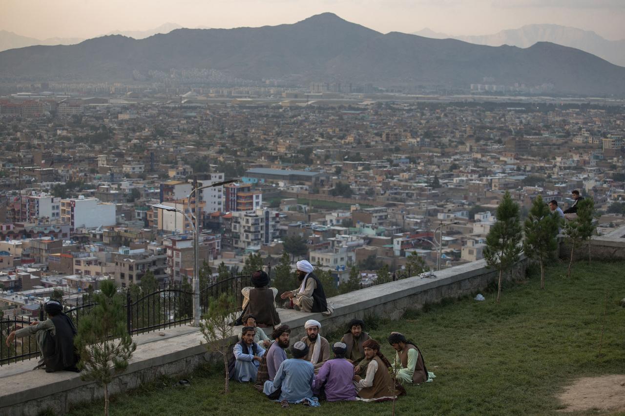 Gruppe Männer in einem Park mit Ausblick über Kabul