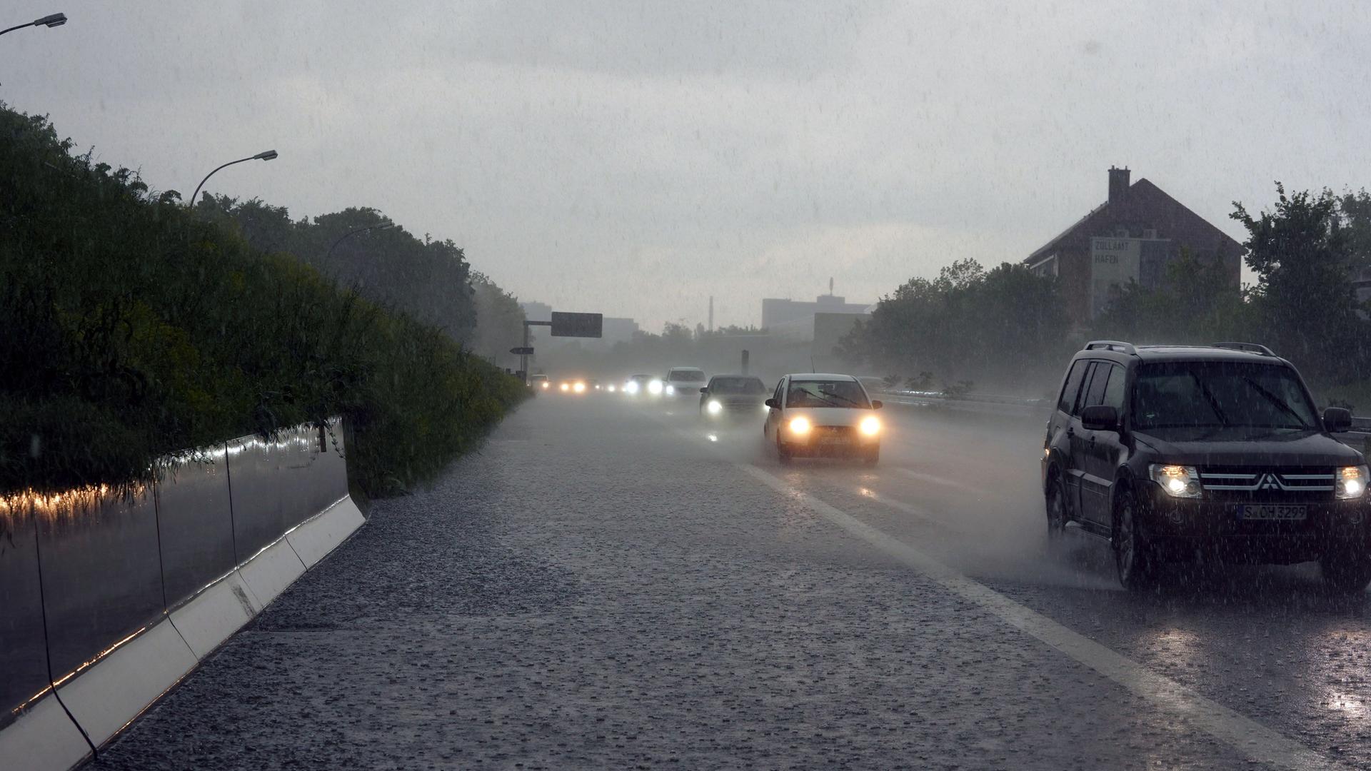 Baden-Württemberg, Stuttgart: Starkregen behindert die Sicht für Autofahrer auf der Bundesstraße 10 im Stuttgarter Stadtbezirk Wangen. Baden-Württemberg, Stuttgart: Starkregen behindert die Sicht für Autofahrer auf der Bundesstraße 10 im Stuttgarter Stadtbezirk Wangen.