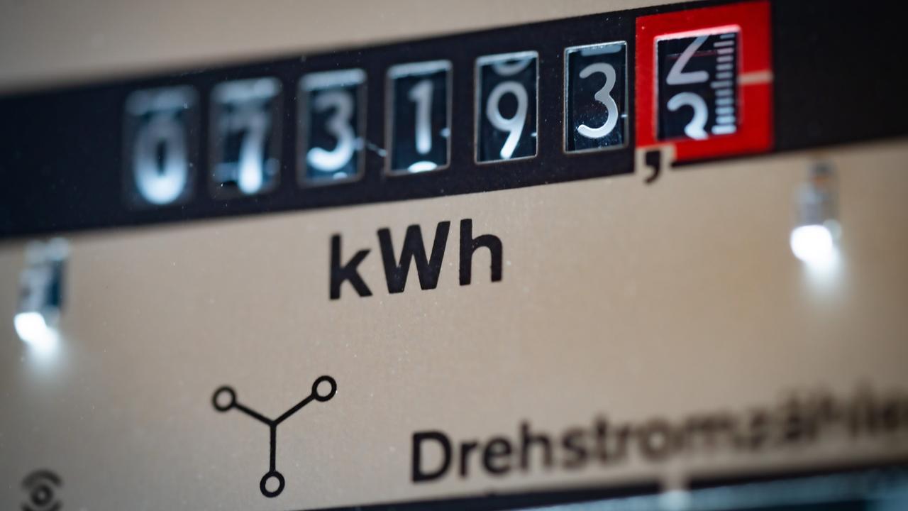 Ein Drehstromzähler im Keller eines Hauses