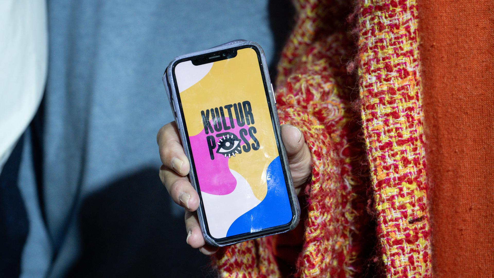 Die Kultur-Pass-App ist auf einem Handy geöffnet. 