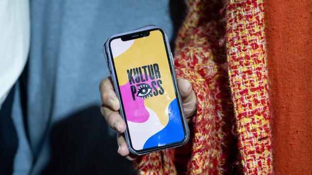 Die Kultur-Pass-App ist auf einem Handy geöffnet. 