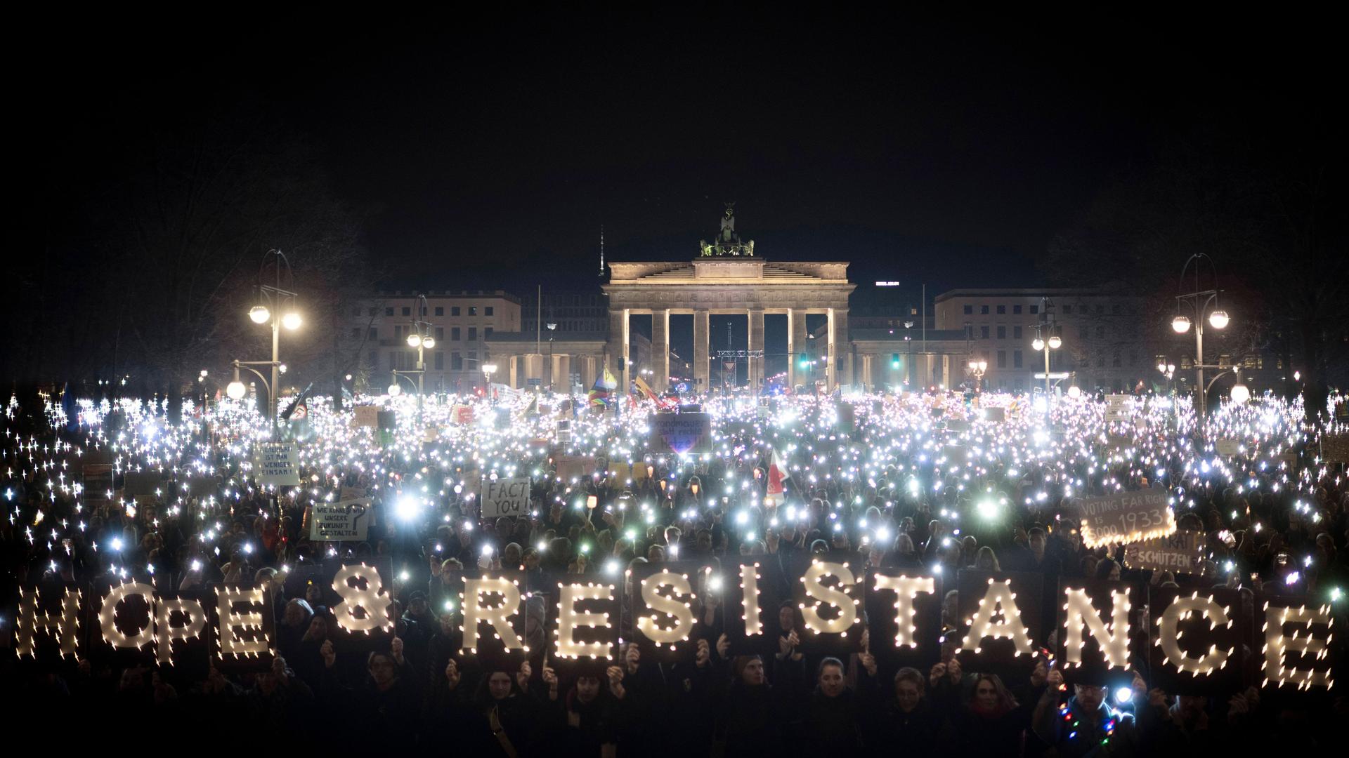 Lichtermeer bei einer Demonstration vor dem Brandenburger Tor in Berlin. Einige Lichter formen die Wörter "Hope and Restistance". Lichtermeer bei einer Demonstration vor dem Brandenburger Tor in Berlin. Einige Lichter formen die Wörter "Hope and Restistance".
