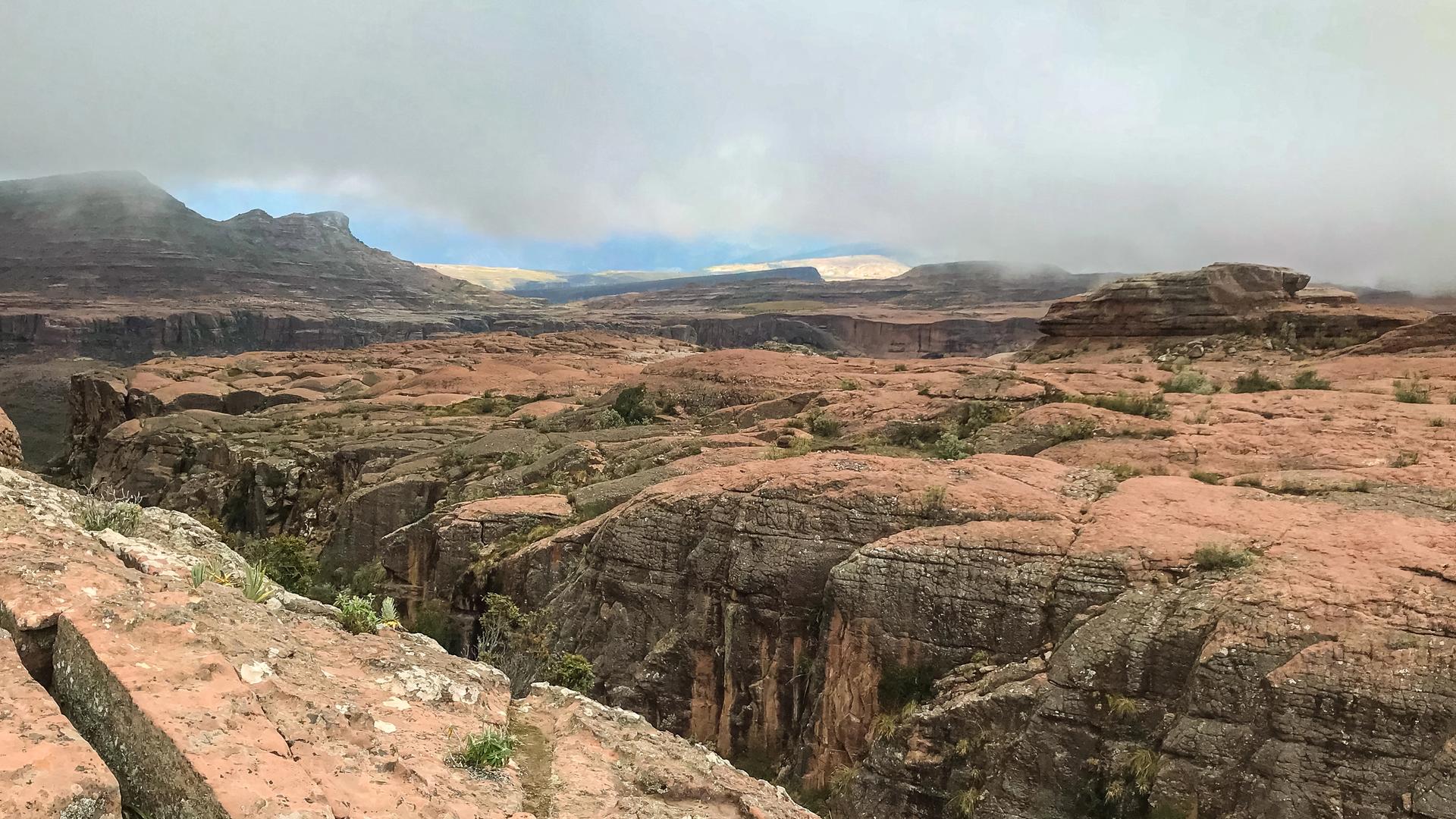 Blick auf die felsige Landschaft mit einer schmalen Schlucht..