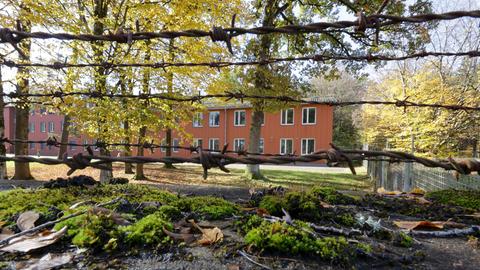Blick durch einen Stacheldrahtzaun auf das ehemalige Gelände der "Graf-Stauffenberg-Kaserne" in Sigmaringen.