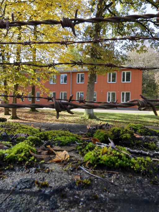 Blick durch einen Stacheldrahtzaun auf das ehemalige Gelände der "Graf-Stauffenberg-Kaserne" in Sigmaringen. Blick durch einen Stacheldrahtzaun auf das ehemalige Gelände der "Graf-Stauffenberg-Kaserne" in Sigmaringen.