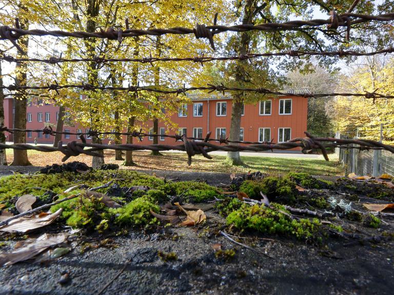 Blick durch einen Stacheldrahtzaun auf das ehemalige Gelände der "Graf-Stauffenberg-Kaserne" in Sigmaringen. Blick durch einen Stacheldrahtzaun auf das ehemalige Gelände der "Graf-Stauffenberg-Kaserne" in Sigmaringen.